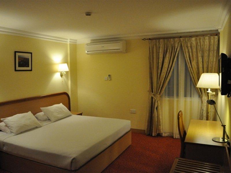 Majan Continental Hotel Маскат Екстериор снимка